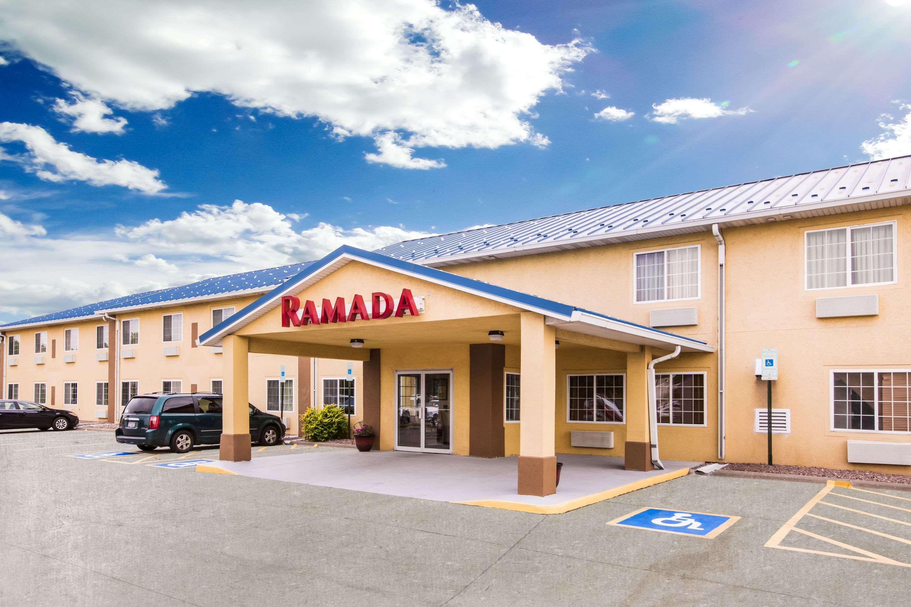 Ramada By Wyndham Sioux Falls Hotel Exterior photo